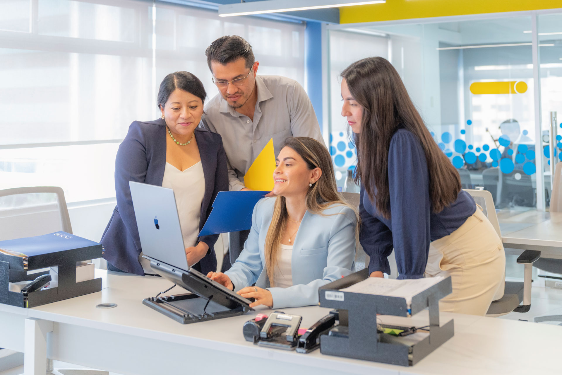 Equipo de talento humano en seguros de vida y salud de Nova Seguros Latam